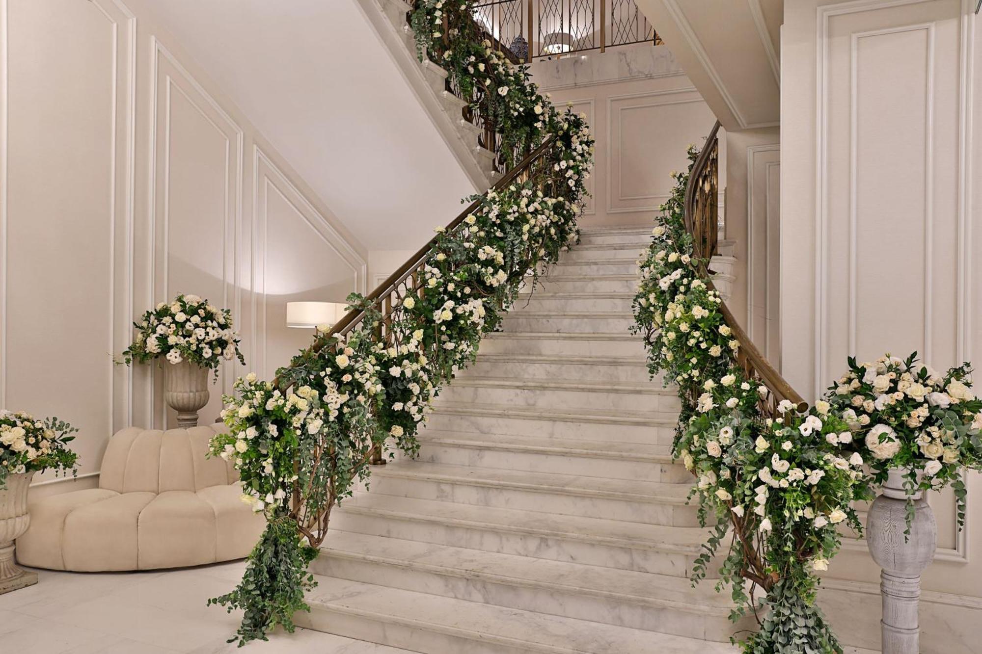 The Ritz-Carlton, Amman Hotell Eksteriør bilde The staircase of the hotel