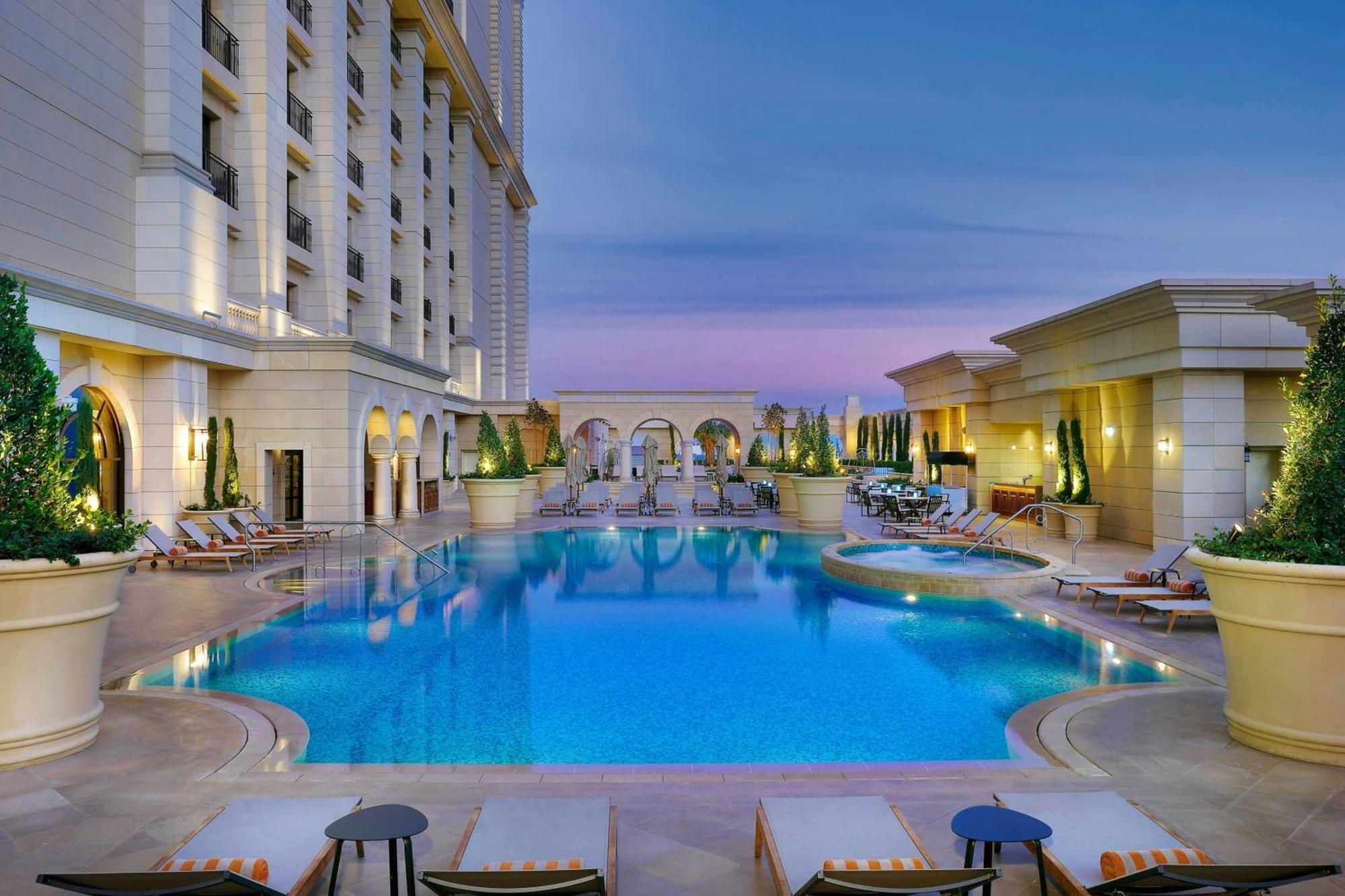 The Ritz-Carlton, Amman Hotell Eksteriør bilde The swimming pool at the hotel