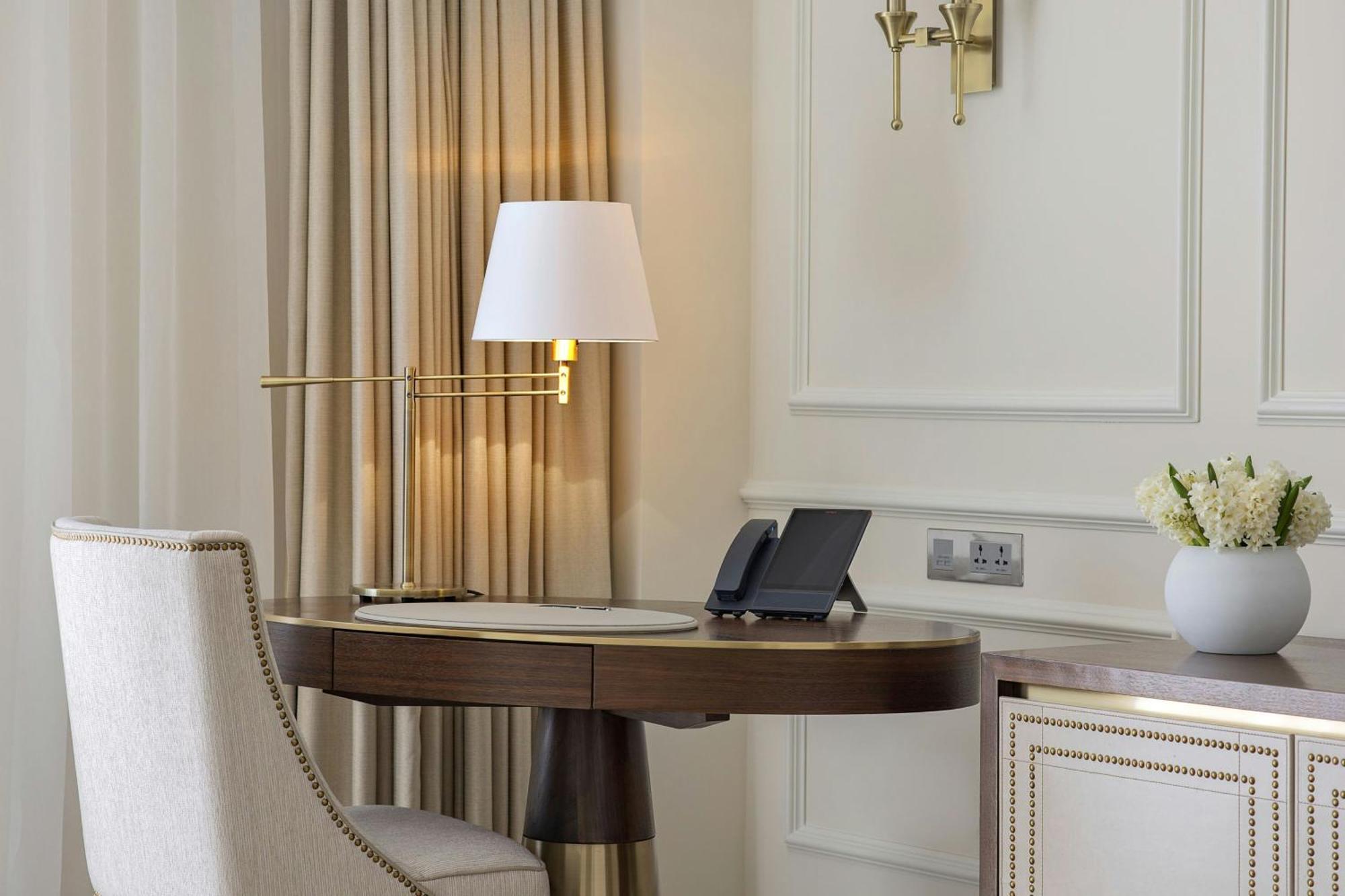 The Ritz-Carlton, Amman Hotell Eksteriør bilde A table lamp