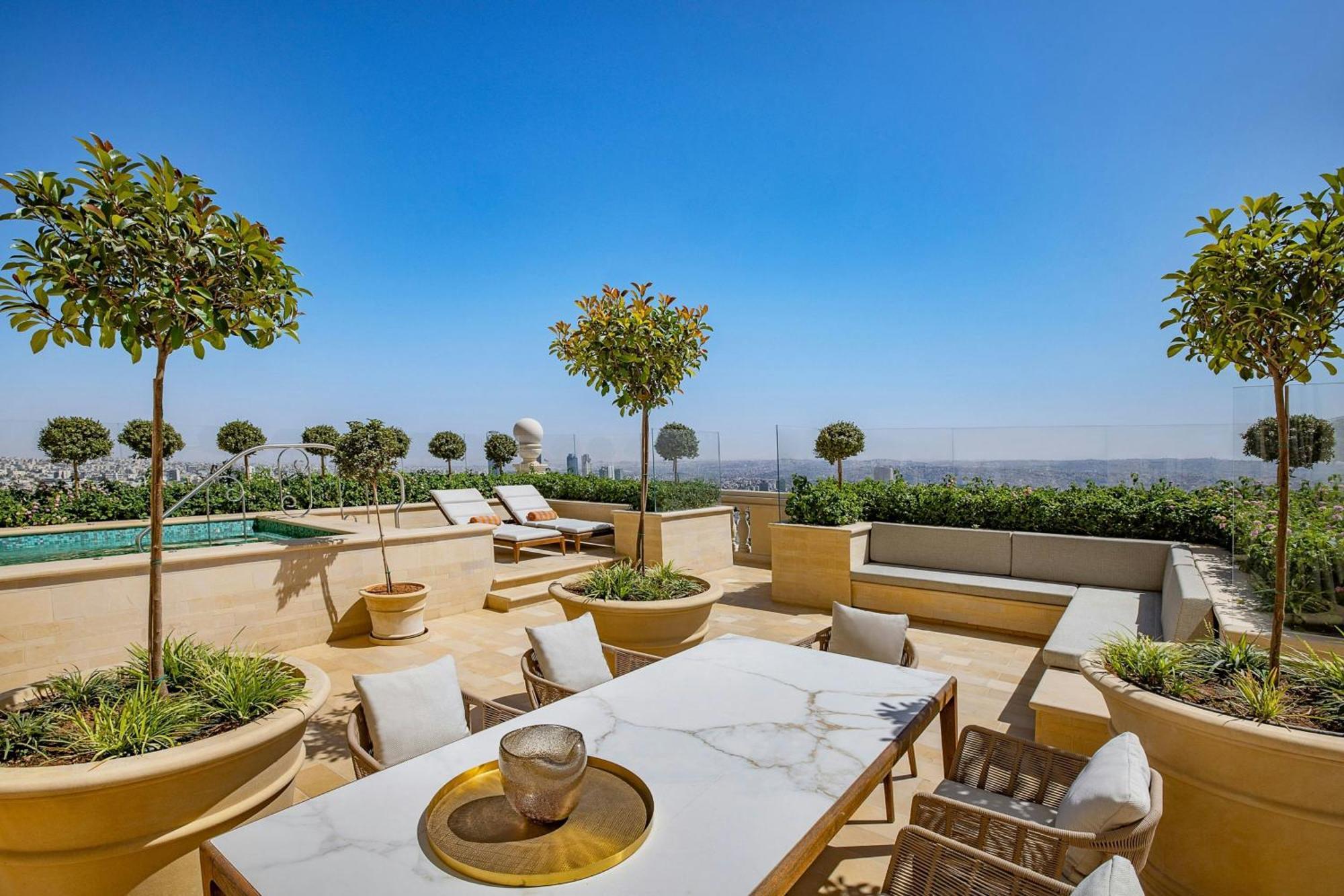 The Ritz-Carlton, Amman Hotell Eksteriør bilde The rooftop pool at the Four Seasons Hotel